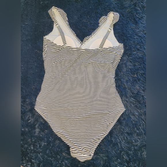 Nip tuck striped one piece swimsuit size 8 - Picture 2 of 5